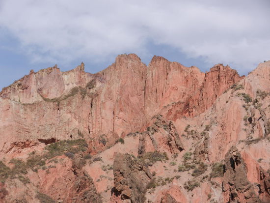 Die Stadt liegt in einem Canyon und ist umgeben von bizarren Felsformationen ...