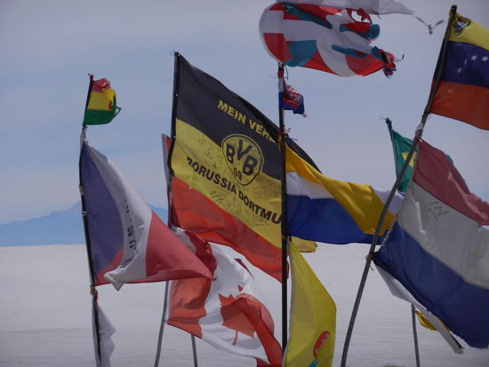 Auf einer kleinen Salzinsel wehten verschiedene Laenderflaggen...und mittendrin eine von Borussia Dortmund! Aber keine von Bayern, krass!