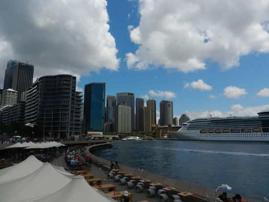 Ein Riesen-Kreuzer vor der Skyline! 
...hey, Hanni & Peter, wir denken das ist der gleiche, den wir auch in Auckland gesehen haben!