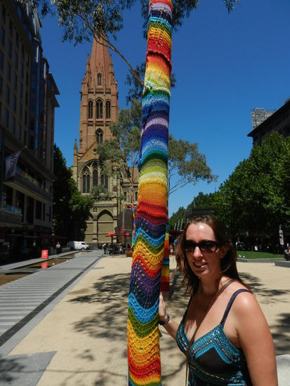 Irgendein verrueckter Kuenstler hat den Baeumen Struempfe verpasst!