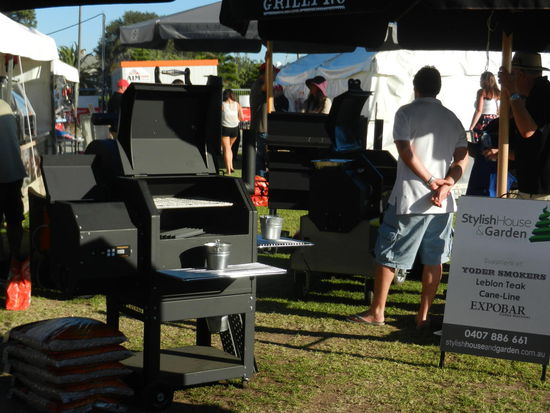 Geh ich da am Strand vorbei, denk ich mir, was wird des sei?
Steigt a leckers Dueftal in mei Nasen, steh i auf einmal beim Grill-Fest aufm Rasen!
