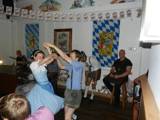 Fremdartige Show fuer die Einheimischen.