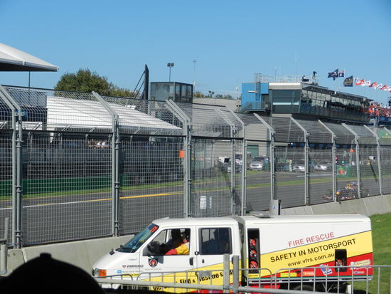 Rechts am Bildrand haben wir Vettel gerade noch erwischt!