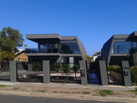 ...und die "armen" Leute ihre kleinen und einfachen Huetten aufstellen!
(Aus Bavaria-Sicht sind mir natuerlich gleich die grossen und ausgefallenen Fensterfassaden aufgefallen