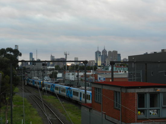 Von der nahegelegenen Bahnstation aus.