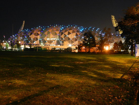 Das Olympiastadion ist bei Nacht sehr schoen beleuchtet!