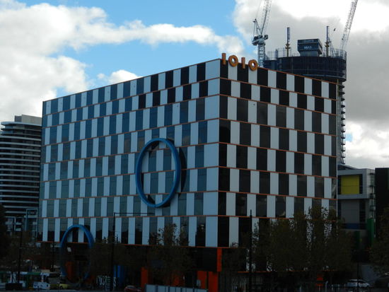 Fuer mich eines der krassesten Gebaeude! Ein altbekannter Effekt optischer Taeuschung! ...die Fenster sind jedoch alle gleich gross!