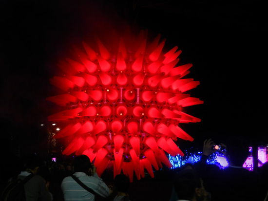 Toll gemacht - nur aus Verkehrspilonen!