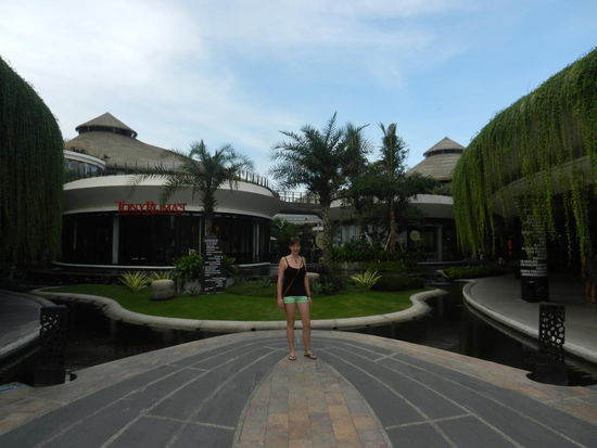 Im neu errichteten Shopping Center direkt am Strand!