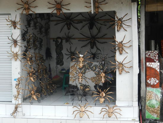 Ahhh ... Sind aber nur aus Holz! In Holzarbeit sind die Leute hier Meister!