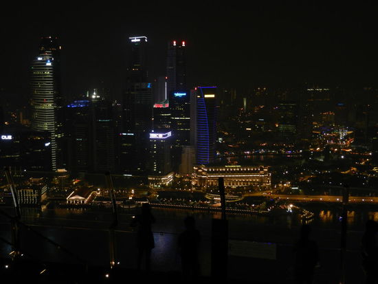 Wir fuhren in den 57. Stock und goennten uns einen Cocktail mit Aussicht!