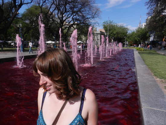 Keine optische Taeuschung! 
1. Ja, das Wasser im Brunnen ist pink!
2. Und Mel hat sich an dem Tag Locken machen lassen!