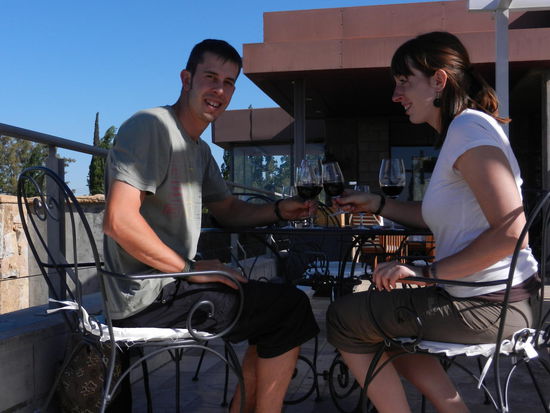 Da wir von der ersten Bodega so begeistert waren, kehrten wir anschliessend wieder dorthin zurueck. Der sehr nette Besitzer fuehlte sich geschmeichelt und so bekamen wir als Dankeschoen ein Glas seines 45 Euro teuren Premium-Weins!