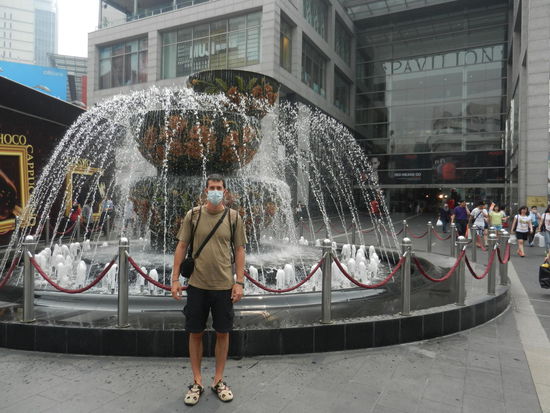 Vor der edlen Mall "Pavilion"