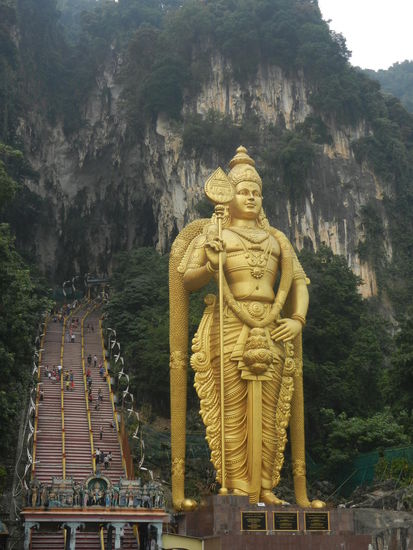 Die riesige Statue vor dem Eingang.