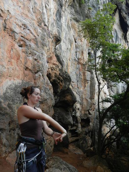 ... zur Kletterwand!