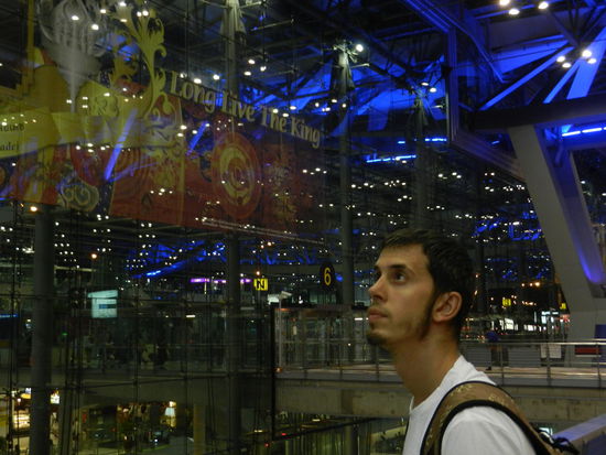 Nachdenklich am Bangkok Airport