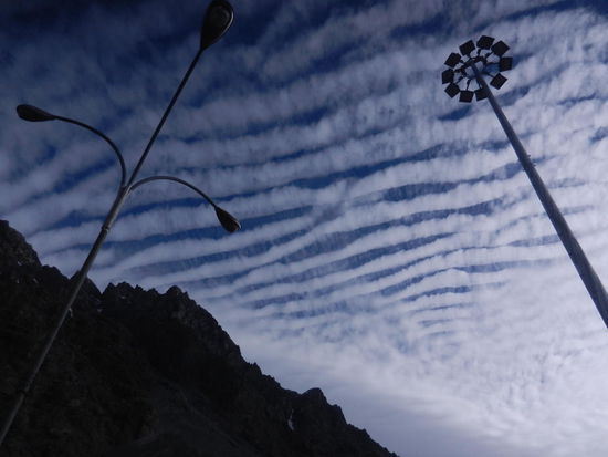 Mitten in den Bergen am Grenzuebergang zu Chile. Zebrastreifen am Himmel!