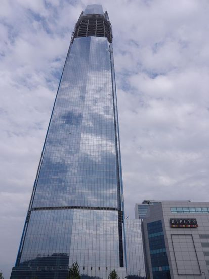 Der Gran Torre ist mit 300m und 70 Etagen das hoechste Gebaeude Suedamerikas!