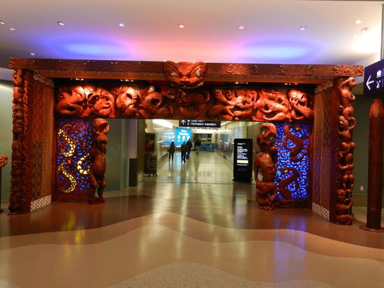 Begruessungs-Tiki am Flughafen