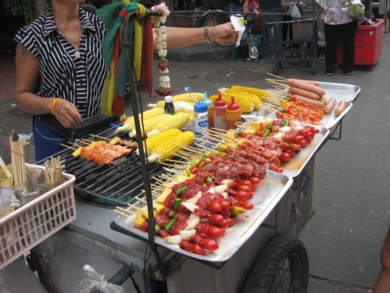 Essensstaende mitten auf der Strasse sind ueberall zu finden und es schmeckt wirklich sehr gut!