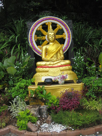 Einer der tausenden Budda Figuren am Golden Mount