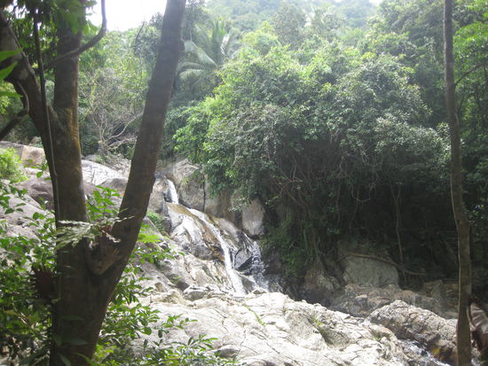 Schlecht zu erkennen, aber das ist der Wasserfall!