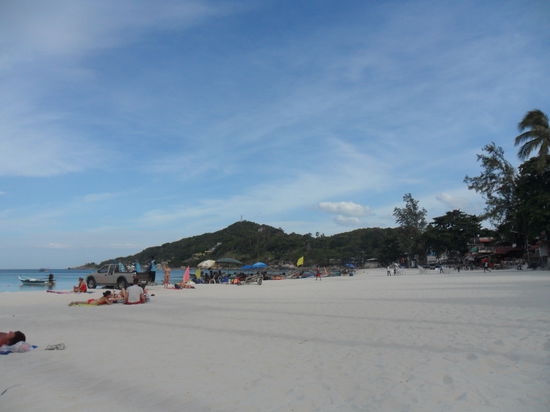 Tagsueber=Strand zum chillen; Abends=Partybeach