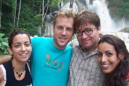 in der Nähe von Louang Prabang am kuang-xi-wasserfall mit eti, ryan und meital.