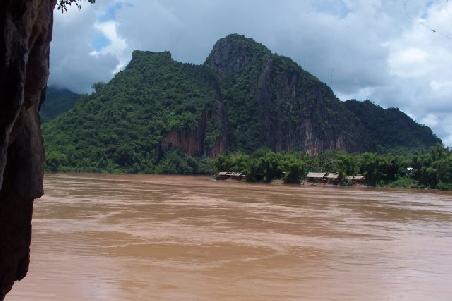 luang prabang: blick aus der höhle.