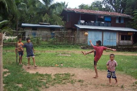 die jugend von muang noi spielt
