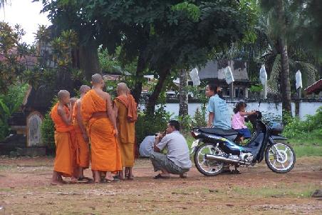 der plausch am fruehen morgen (vang vieng)