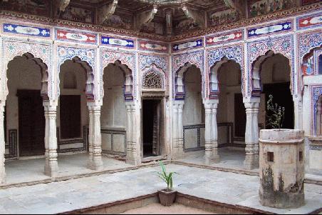 der innenhof eines haveli in nawalgarh.