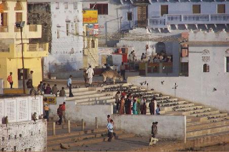 besucher an den ghats.