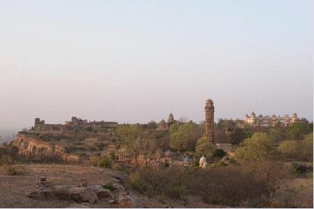 blick über das felsplateau von chittorgarh.