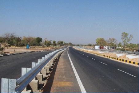 auf dem weg nach udaipur, vierspurig.