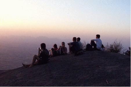 touristen genießen den sonnenuntergang.