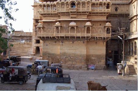 jaisalmer - der hauptplatz im fort mit maharanipalast.