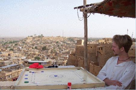 frühstück auf dem dach des hotels mit blick über jaisalmer - sunyam (das ist der typ rechts) und carrom (das ist das brett am tisch).