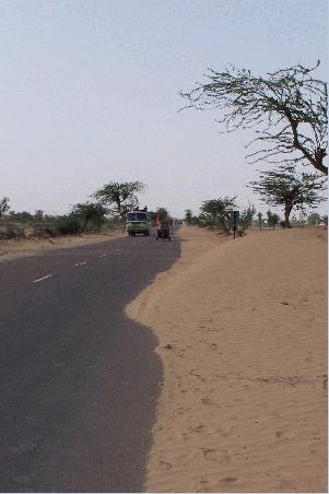 auf dem weg - überholender bus.