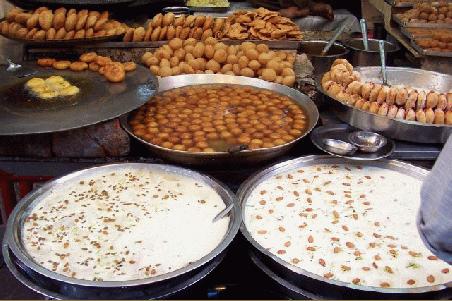 verkaufsstand mit süßigkeiten in delhi.