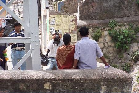 rishikesh: indische touristen lassen sich fotografieren.