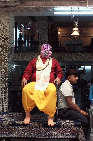 rishikesh: chotiwala, der eingangsclown ("chotiwala" heißt übrigens der zopf am hinterkopf und auch das restaurant).
