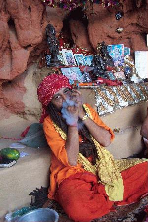 sadhu beim chillum-rauchen.
