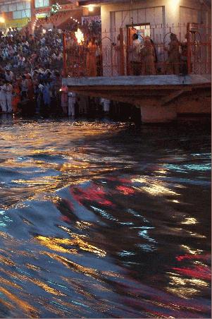 farben im wasser.