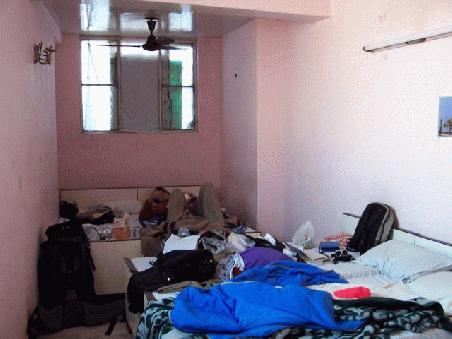 das zimmer zweier kranker backpacker - ja, das ist indische gemütlichkeit.