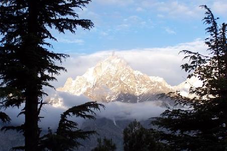blick von der terasse in kalpa auf den kinnaur kailash.