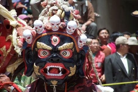 maskentanz in hemis.