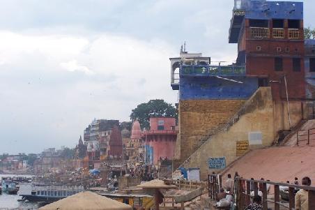 an den ghats (treppenstufen) in varansi