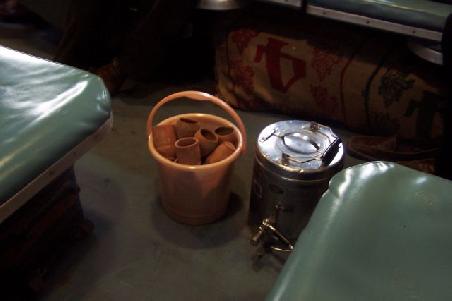 auf der zugfahrt nach varanasi: es gibt tee, baby!